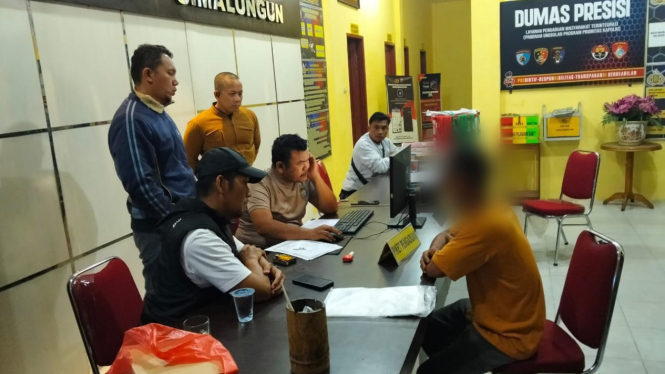 JPS terduga pelaku pencabulan saat diamankan petugas kepolisian.(dok Polres Simalungun)