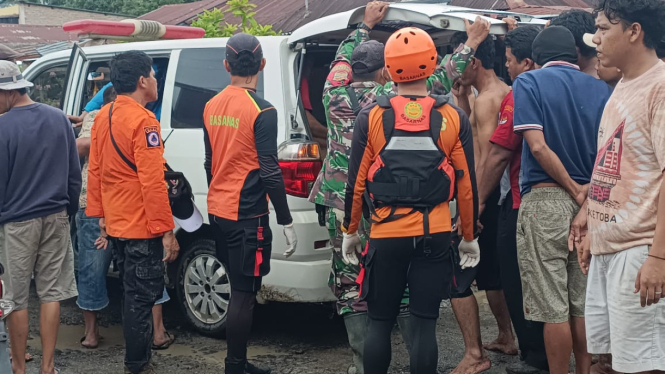 Proses evakuasi jasad pasutri di Kabupaten Simalungun.(dok SAR)