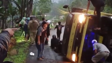 Detik-detik petugas evakuasi dua pemotor yang terjepit truk