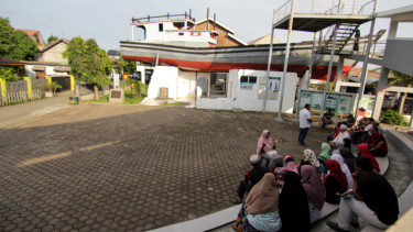 Situs tsunami kapal di atas rumah di Lampulo, Banda Aceh. VIVA/Dani Randi