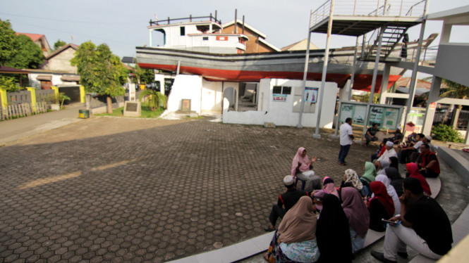 Situs tsunami kapal di atas rumah di Lampulo, Banda Aceh. VIVA/Dani Randi