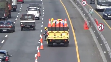 Petugas siapkan jalur contraflow di Tol Jakarta-Cikampek