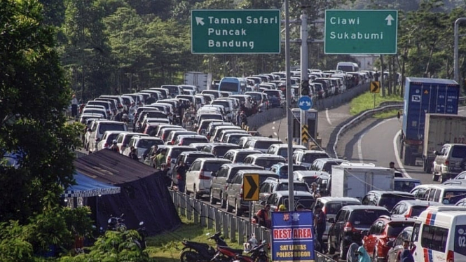 Angka ini merupakan akumulasi arus lalu lintas (lalin) dari empat Gerbang Tol (GT) utama, yaitu GT Cikupa (menuju Merak), GT Ciawi (menuju Puncak), GT Cikampek Utama (menuju Trans Jawa), dan GT Kalihurip Utama (menuju Bandung).