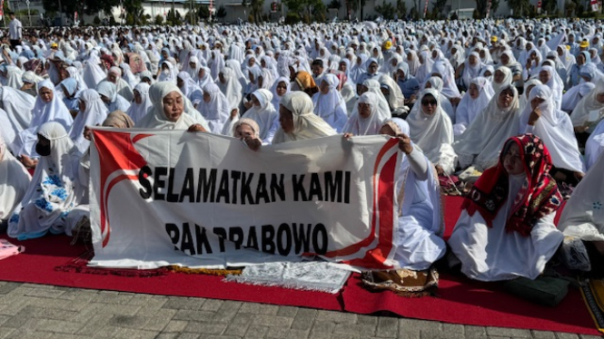 Ribuan karyawan Sritex mengikuti acara istighotsah di halaman pabrik Sritex, Sukoharjo, Jumat, 27 Desember 2024.