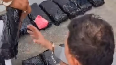 Petugas kepolisian saat mengamankan pelaku dan barang bukti sabu dan pil ekstasi.(dok Polda Sumut)