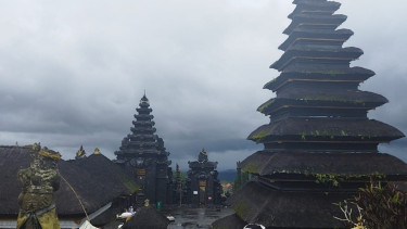 Pura Agung Besakih di Pulau Seribu Pura Bali