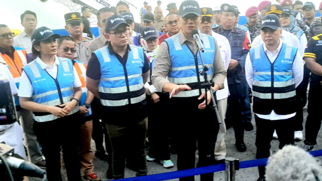 Menko AHY didampingi Menhub Dudy Purwagandhi, Wamen BUMN Kartika Wirjoatmodjo, dan Dirut PT Pelni Tri Andayani, dalam konferensi pers di Terminal Penumpang Pelabuhan Tanjung Priok, Jakarta Utara, Minggu, 29 Desember 2024