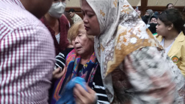 Ibu dari Helena Lim, Hoa Lian menangis saat menghadiri sidang vonis terhadap anaknya.
