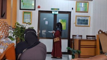 Pemohon perkara menunggu antrean di Pengadilan Agama Brebes, Jateng