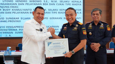 Kanwil Bea Cukai Jateng dan DIY menerima penghargaan dari BNN Jateng