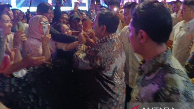 Presiden Prabowo saat menyapa masyarakat di kawasan Bundaran HI Jakarta