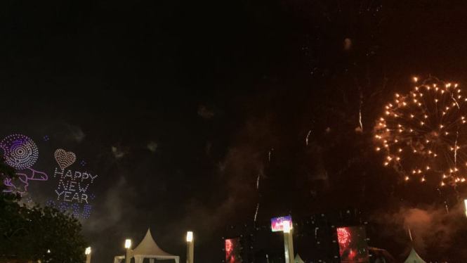Atraksi drone dan pesta kembang api menghiasi langit Pantai Carnaval Ancol