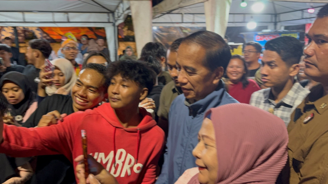 Jokowi bersama warga saat merayakan malam tahun baru di Solo.