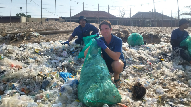 CEO Sungai Watch Gary Bencheghib saat membersihkan sampah Plastik di Pantai Kedonganan Jimbaran