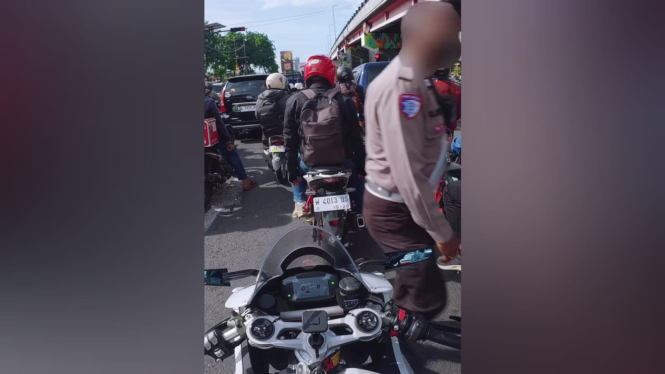 Pengendara Ducati dihentikan Polisi 