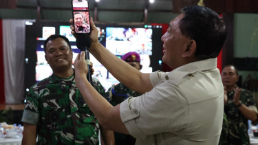 VIVA Militer: Prabowo Subianto sapa prajurit TNI yang bertugas di Papua