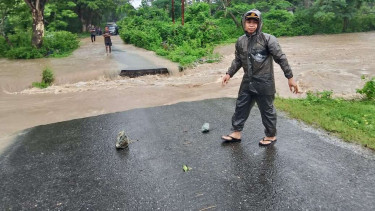 Banjir di Sumbawa Barat Putuskan Akses Jalan ke Kabupaten Sumbawa 