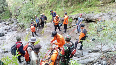 Evakuasi jenasah WN Korea Selatan Kyung Dam Oh yang meninggal saat mendaki Gunung Agung.