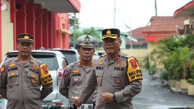 Wakapolres Pelabuhan Belawan Kompol Iwan Kurnianto (kanan) tewas kecelakaan di Tol Medan