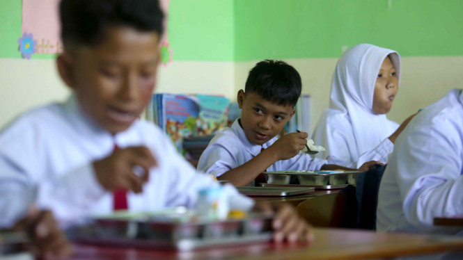 Program Makan Bergizi Gratis (MBG) di sekolah.
