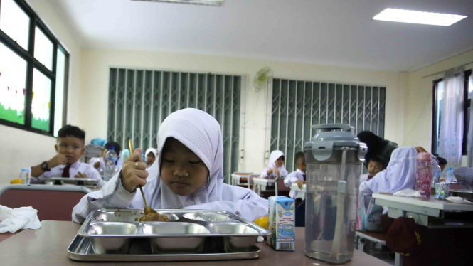 Program Makan Bergizi Gratis (MBG) di sekolah.