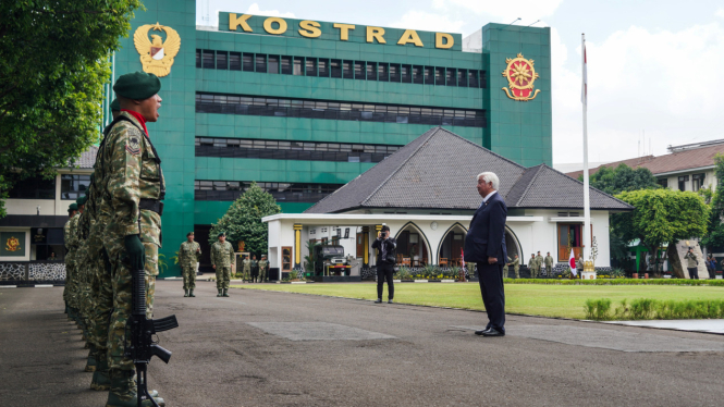 VIVA Militer: Prajurit Kostrad sambut kedatangan Menteri Pertahanan Jepang
