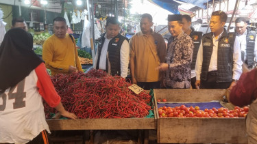 Polda Jambi, Disperindag dan Ketahanan Pangan Pemprov Jambi Mengecek Harga di Pasar Tradisional Angso Duo, Jambi