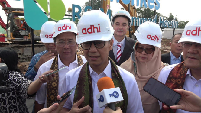 Menteri Kesehatan, Budi Gunadi, diwawancari usai kunjungan kerja di RSMH Palembang.
