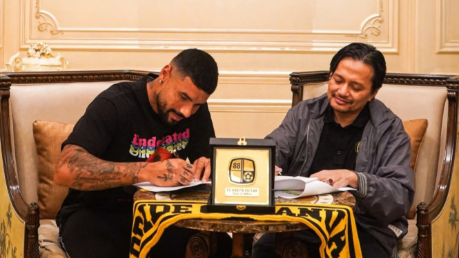 Rekrutan baru Barito Putera, Renan Alves bersama CEO Barito Putera, Hasnuryadi Sulaiman - Foto Dok PS Barito Putera 