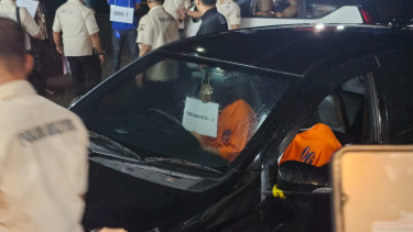 Anggota tni AL saat jalani reka adegan penembakan di rest area tol ta gerang-merak