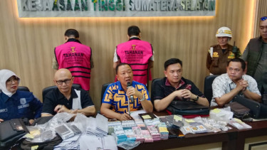 Kepala Disnakertrans Sumatera Selatan, Deliar Marzoeki, bersama Staf pribadinya berinisial AL, ditetapkan sebagai tersangka dugaan gratifikasi.