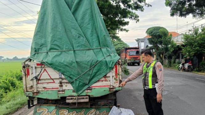 Polisi melakukan olah TKP kecelakaan yang menewaskan dua pemuda di Tuban. (Foto: Imron SA Putra/VIVA Jatim.