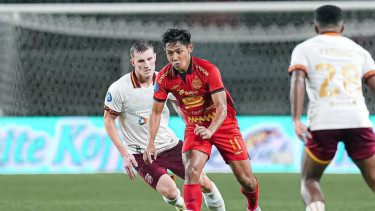 Firza Andika di antara dua pemain lawan (Instagram Firza Andika)