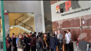 Hasto dan tim penasihat hukum didampingi simpatisan PDIP di KPK