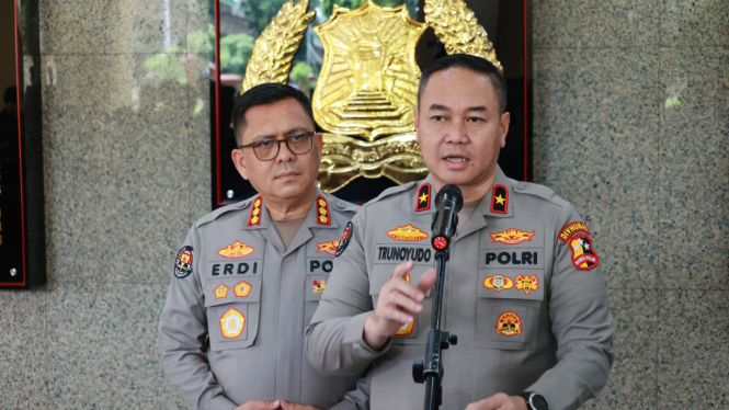 Karopenmas Divisi Humas Polri Brigjen Trunoyudo Wisnu Andiko (kanan)
