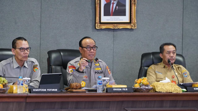 Irwasum Polri Komjen Pol Dedi Prasetyo (tengah)