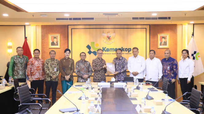 Penyerahan daftar nama koperasi dari Kementerian Koperasi ke Otoritas Jasa Keuangan (dok: OJK)