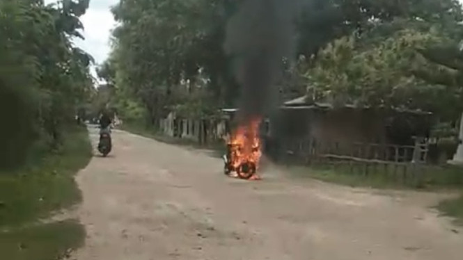 Pemuda Sumenep Nekat Bakar Motor Seorang Guru