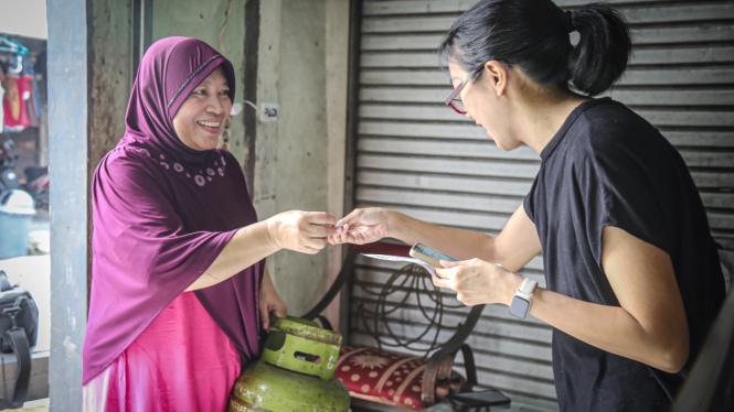 Pelanggan membeli LPG 3 kg di pangkalan resmi