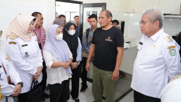 Penjabat Gubernur Kalbar, dr. Harisson, M.Kes., memastikan kesiapan dapur umum Ume's Kitchen di Jalan dr. Wahidin, Pontianak, Kalbar, Rabu 15 Januari 2025. (Prokopim Pemprov Kalbar)