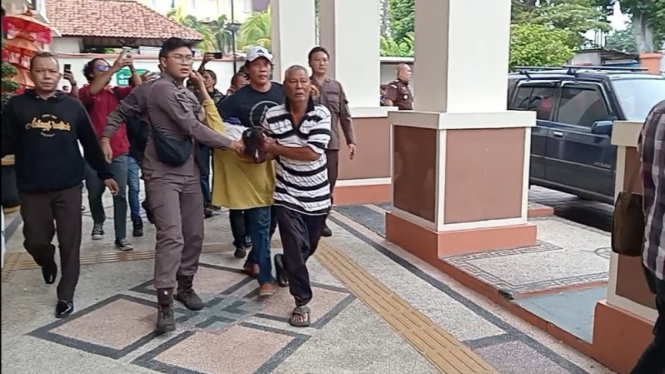 Ibu Agus disabilitas dilarikan ke rumah sakit usai terjatuh pingsan (Satria)