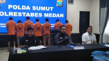 Satnarkoba Polrestabes Medan saat memberikan pengungkapan kasus ganja 46 kg.(dok Polrestabes Medan)