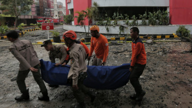 Petugas mengevakuasi Korban tewas kebakaran Glodok Plaza.