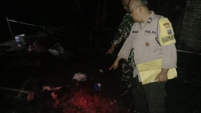 Petugas kepolisian saat melakukan olah TKP di lokasi kebakaran.(dok Polres Simalungun)