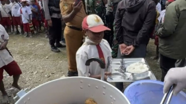 VIVA Militer: Prajurit TNI gelar Makan Bergizi Gratis di Papua