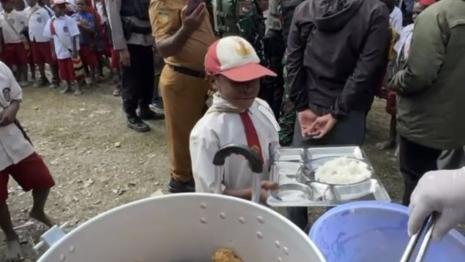 VIVA Militer: Prajurit TNI gelar Makan Bergizi Gratis di Papua