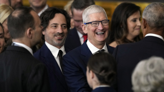 Senyum lepas Kepala Eksekutif Apple Tim Cook.