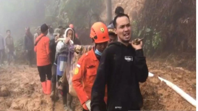 Evakuasi korban meninggal dunia akibat longsor di Pekalongan