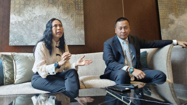 Vivin Cahyani Sungkono, anggota Komite Eksekutif PSSI dan Galih Dimuntur