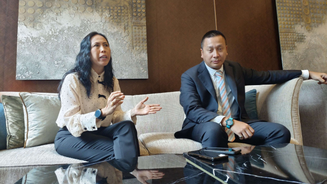 Vivin Cahyani Sungkono, anggota Komite Eksekutif PSSI dan Galih Dimuntur
